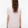 T-shirt com bolso e monograma em letra cursiva T-shirt com bolso e monograma em letra cursiva