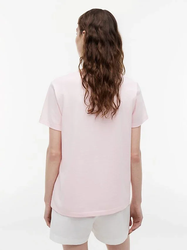 T-shirt com bolso e monograma em letra cursiva T-shirt com bolso e monograma em letra cursiva