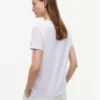 T-shirt com bolso e monograma em letra cursiva T-shirt com bolso e monograma em letra cursiva