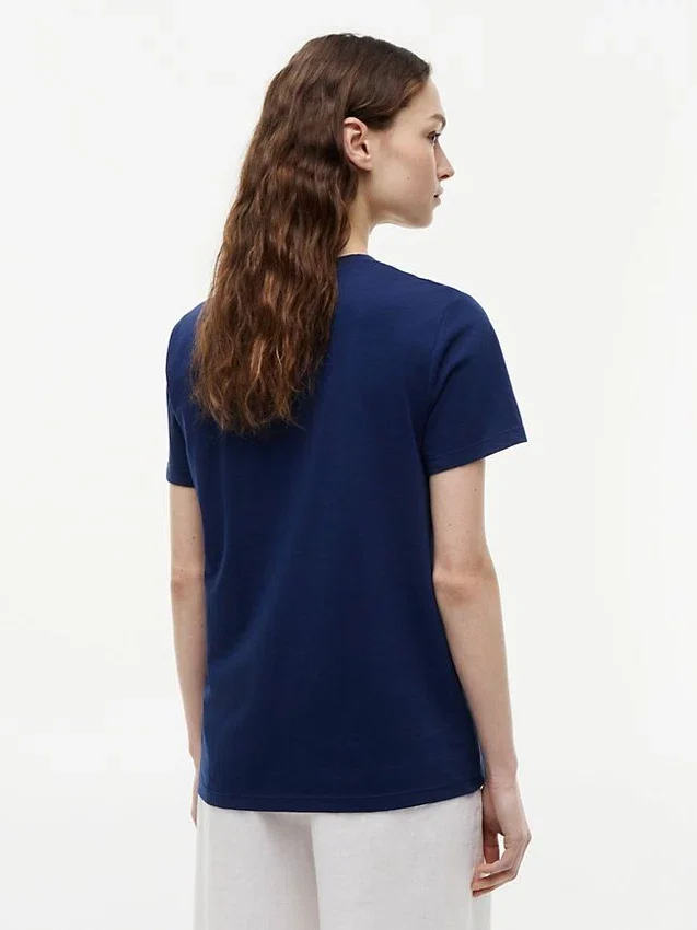 T-shirt com bolso e monograma em letra cursiva T-shirt com bolso e monograma em letra cursiva