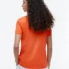 T-shirt com bolso e monograma em letra cursiva T-shirt com bolso e monograma em letra cursiva