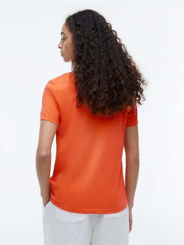 T-shirt com bolso e monograma em letra cursiva T-shirt com bolso e monograma em letra cursiva