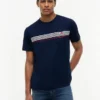 T-shirt com bolso e risca no peito T-shirt com bolso e risca no peito