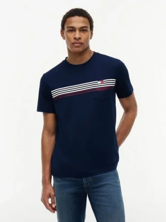 T-shirt com bolso e risca no peito