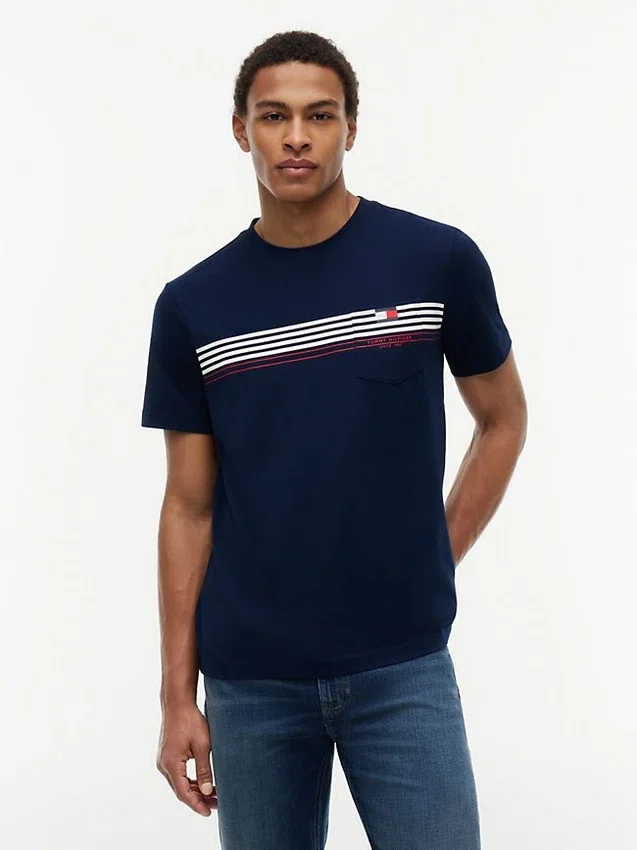 T-shirt com bolso e risca no peito T-shirt com bolso e risca no peito