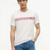T-shirt com bolso e risca no peito T-shirt com bolso e risca no peito