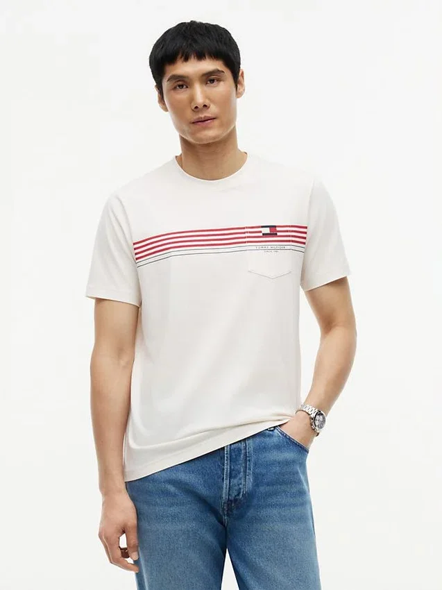 T-shirt com bolso e risca no peito T-shirt com bolso e risca no peito