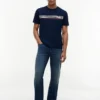 T-shirt com bolso e risca no peito T-shirt com bolso e risca no peito