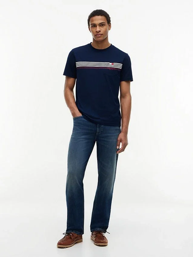 T-shirt com bolso e risca no peito T-shirt com bolso e risca no peito