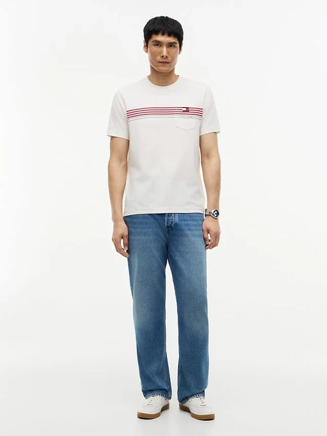 T-shirt com bolso e risca no peito T-shirt com bolso e risca no peito