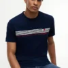 T-shirt com bolso e risca no peito T-shirt com bolso e risca no peito
