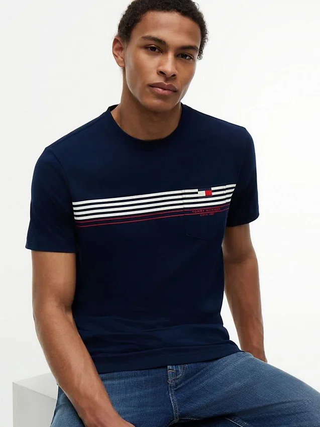 T-shirt com bolso e risca no peito T-shirt com bolso e risca no peito