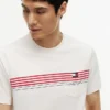 T-shirt com bolso e risca no peito T-shirt com bolso e risca no peito