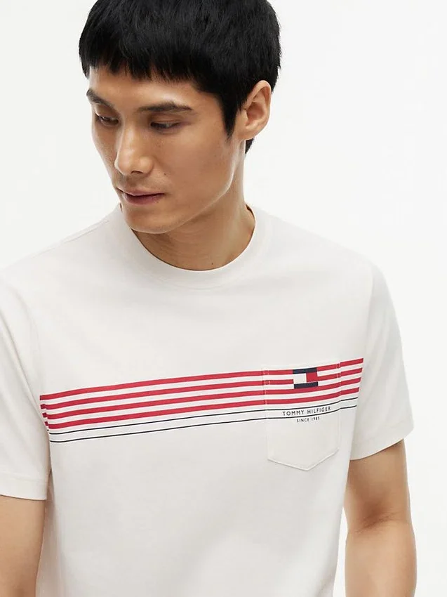 T-shirt com bolso e risca no peito T-shirt com bolso e risca no peito