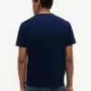 T-shirt com bolso e risca no peito T-shirt com bolso e risca no peito