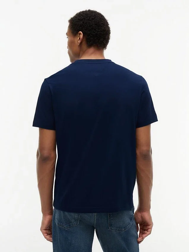 T-shirt com bolso e risca no peito T-shirt com bolso e risca no peito