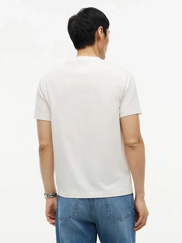 T-shirt com bolso e risca no peito T-shirt com bolso e risca no peito