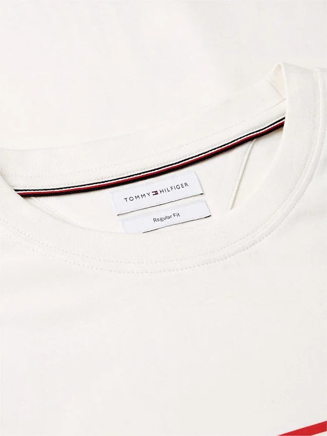 T-shirt com bolso e risca no peito T-shirt com bolso e risca no peito