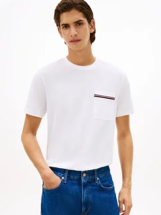 T-shirt com bolso em piqué e riscas exclusivas