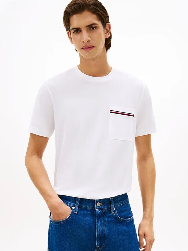 T-shirt com bolso em piqué e riscas exclusivas T-shirt com bolso em piqué e riscas exclusivas