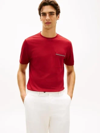 T-shirt com bolso em piqué e riscas exclusivas