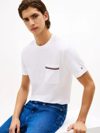 T-shirt com bolso em piqué e riscas exclusivas