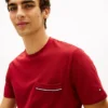 T-shirt com bolso em piqué e riscas exclusivas T-shirt com bolso em piqué e riscas exclusivas