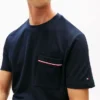 T-shirt com bolso em piqué e riscas exclusivas T-shirt com bolso em piqué e riscas exclusivas