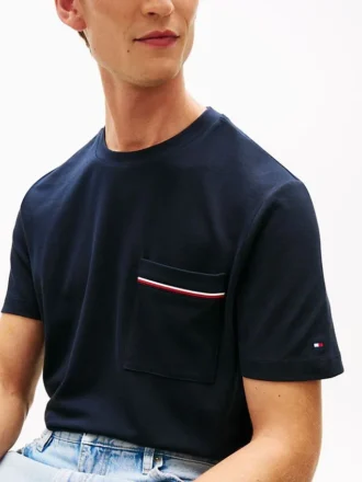 T-shirt com bolso em piqué e riscas exclusivas
