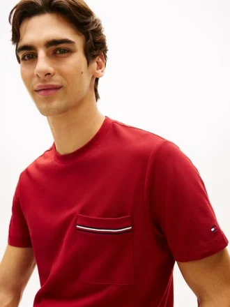 T-shirt com bolso em piqué e riscas exclusivas
