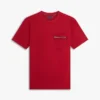 T-shirt com bolso em piqué e riscas exclusivas T-shirt com bolso em piqué e riscas exclusivas