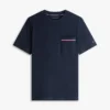 T-shirt com bolso em piqué e riscas exclusivas T-shirt com bolso em piqué e riscas exclusivas
