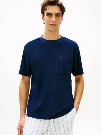 T-shirt com bolso em tecido felpudo