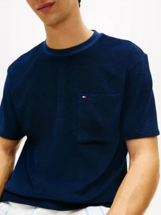 T-shirt com bolso em tecido felpudo
