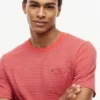 T-shirt com bolso às riscas T-shirt com bolso às riscas