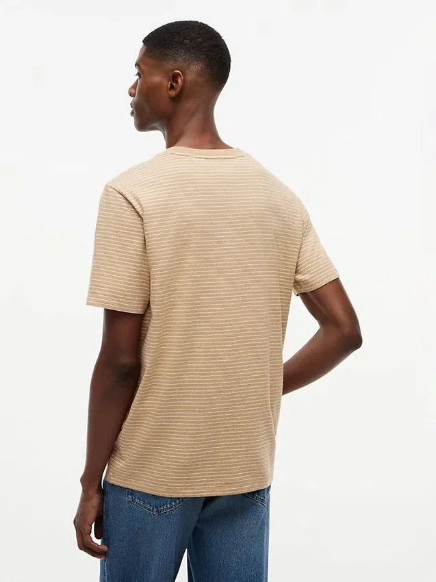 T-shirt com bolso às riscas T-shirt com bolso às riscas