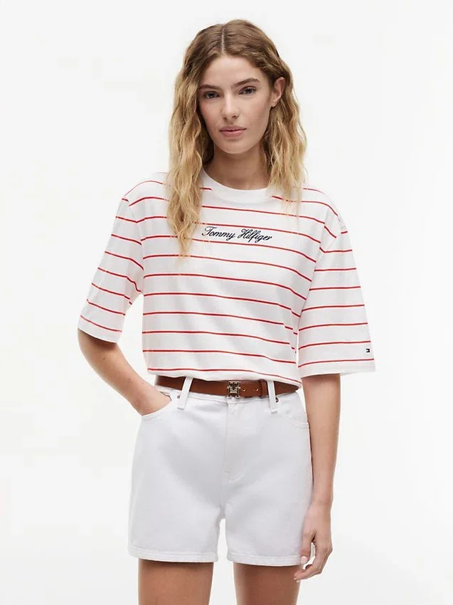 T-shirt com corte descontraído e logótipo bordado T-shirt com corte descontraído e logótipo bordado