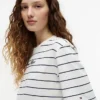 T-shirt com corte descontraído e logótipo bordado T-shirt com corte descontraído e logótipo bordado