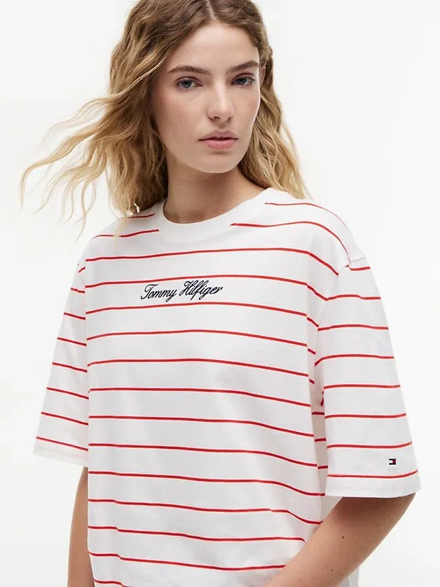 T-shirt com corte descontraído e logótipo bordado T-shirt com corte descontraído e logótipo bordado