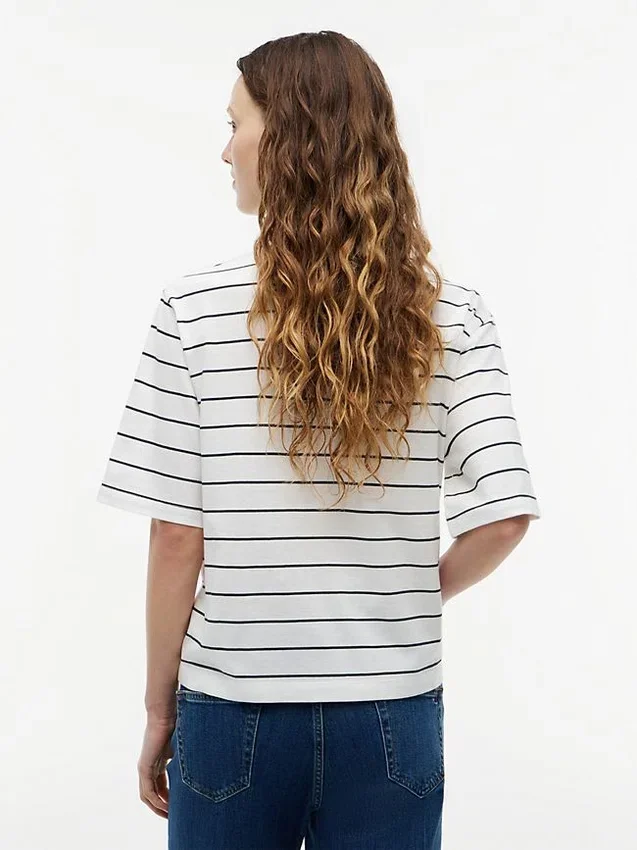 T-shirt com corte descontraído e logótipo bordado T-shirt com corte descontraído e logótipo bordado