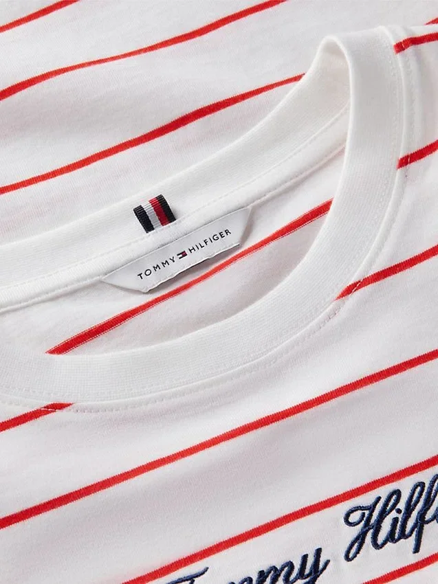 T-shirt com corte descontraído e logótipo bordado T-shirt com corte descontraído e logótipo bordado