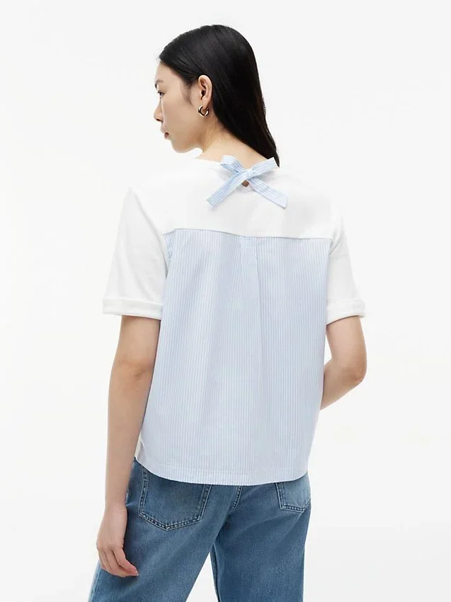 T-shirt com laço nas costas em materiais mistos T-shirt com laço nas costas em materiais mistos