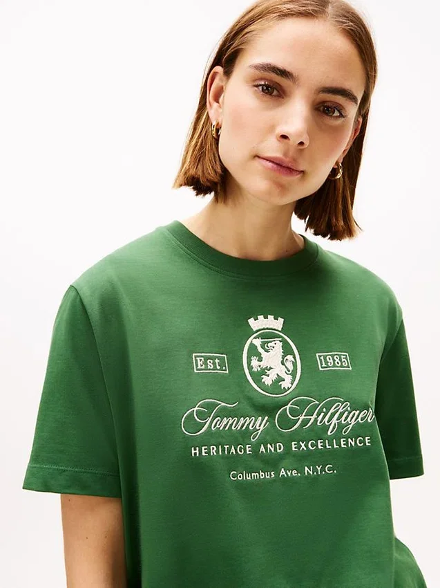 T-shirt com logótipo bordado T-shirt com logótipo bordado