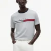 T-shirt com logótipo da bandeira bordado T-shirt com logótipo da bandeira bordado