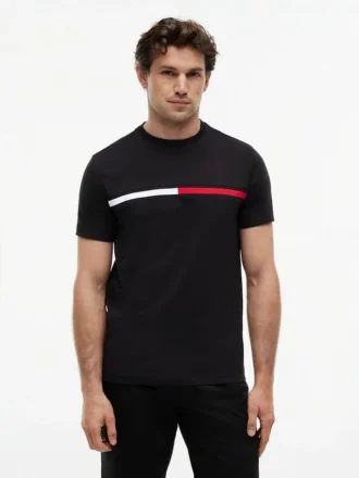 T-shirt com logótipo da bandeira bordado