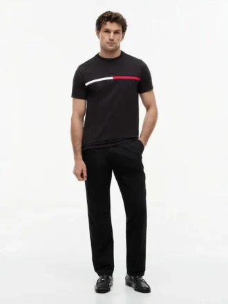 T-shirt com logótipo da bandeira bordado