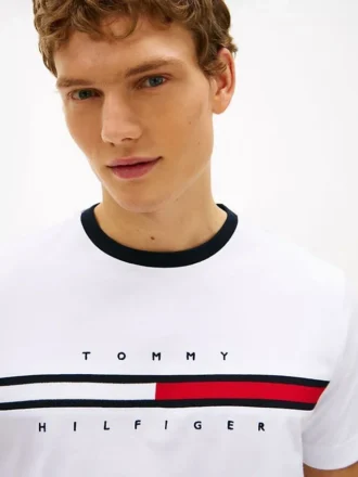 T-shirt com logótipo da bandeira bordado