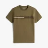 T-shirt com logótipo da bandeira em tons T-shirt com logótipo da bandeira em tons