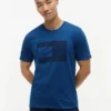 T-shirt com logótipo da bandeira tingida a índigo T-shirt com logótipo da bandeira tingida a índigo