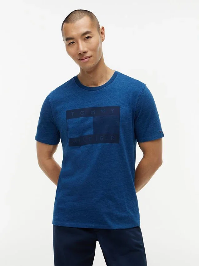 T-shirt com logótipo da bandeira tingida a índigo T-shirt com logótipo da bandeira tingida a índigo